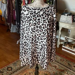 T2D Animal print sweatshirt tunic w/kangaroo pocket Size Large. NWOT